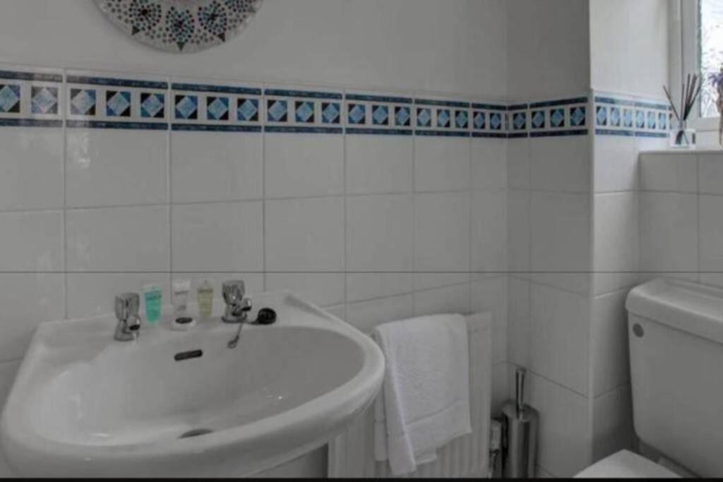 Luxury 4 Bedroom House Манчестер Экстерьер фото