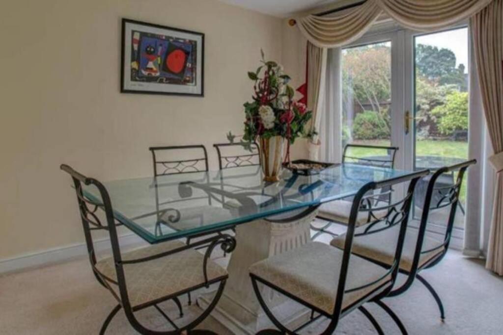 Luxury 4 Bedroom House Манчестер Экстерьер фото