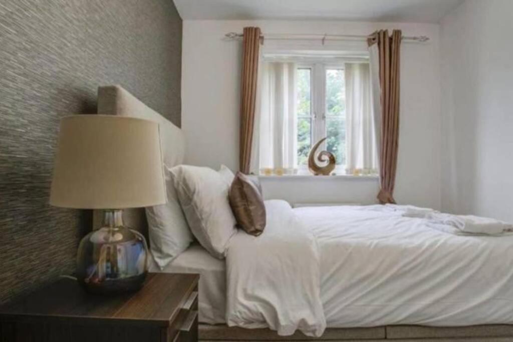 Luxury 4 Bedroom House Манчестер Экстерьер фото